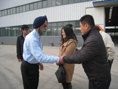 印度客戶來訪，并訂購FYL-850座駕壓路機(jī)