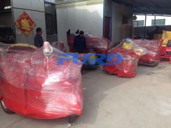 福瑞得機械座駕壓路機、大容量灌縫機，小型灌縫機包裝完畢準備發(fā)貨