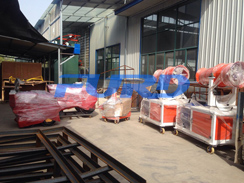 福瑞得機(jī)械壓路機(jī)、二次結(jié)構(gòu)澆注機(jī)、霧炮準(zhǔn)備發(fā)貨