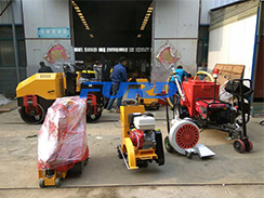 七月，福瑞得灌縫機(jī)、灌縫膠等路面養(yǎng)護(hù)設(shè)備發(fā)貨忙