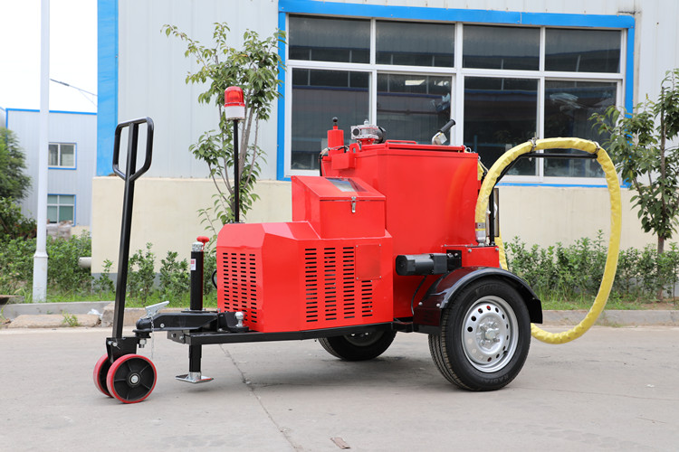 雨季未結束前，灌縫都是公路養(yǎng)護的主要工作