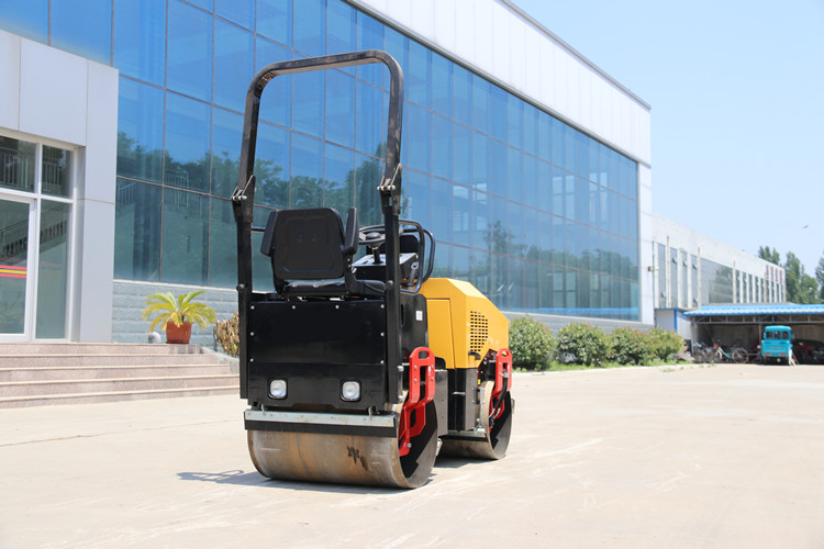 小型振動(dòng)壓路機(jī)，只使用不保養(yǎng)也是萬(wàn)萬(wàn)行不通的